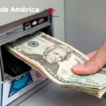 ¿Cuáles son los pasos para retirar dinero de un cajero automático del Bank of America?