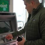 ¿Cuáles son los pasos para retirar dinero de un cajero automático en Estados Unidos?