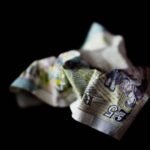 ¿Cuál es el papel del dinero en la sociedad actual y cómo afecta nuestras decisiones y comportamientos?