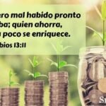 ¿Cuáles son algunos versículos bíblicos que ofrecen reflexiones sobre el dinero?