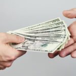 ¿Qué significa soñar con prestar dinero a un desconocido?